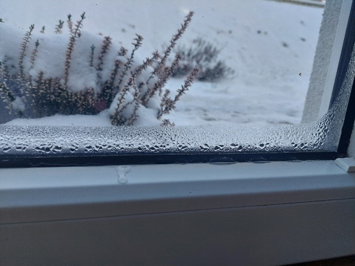 Oznaki obecności wilgoci kondensacyjnej w naszym domu - krople na oknach i kałuże na stolarce okiennej.